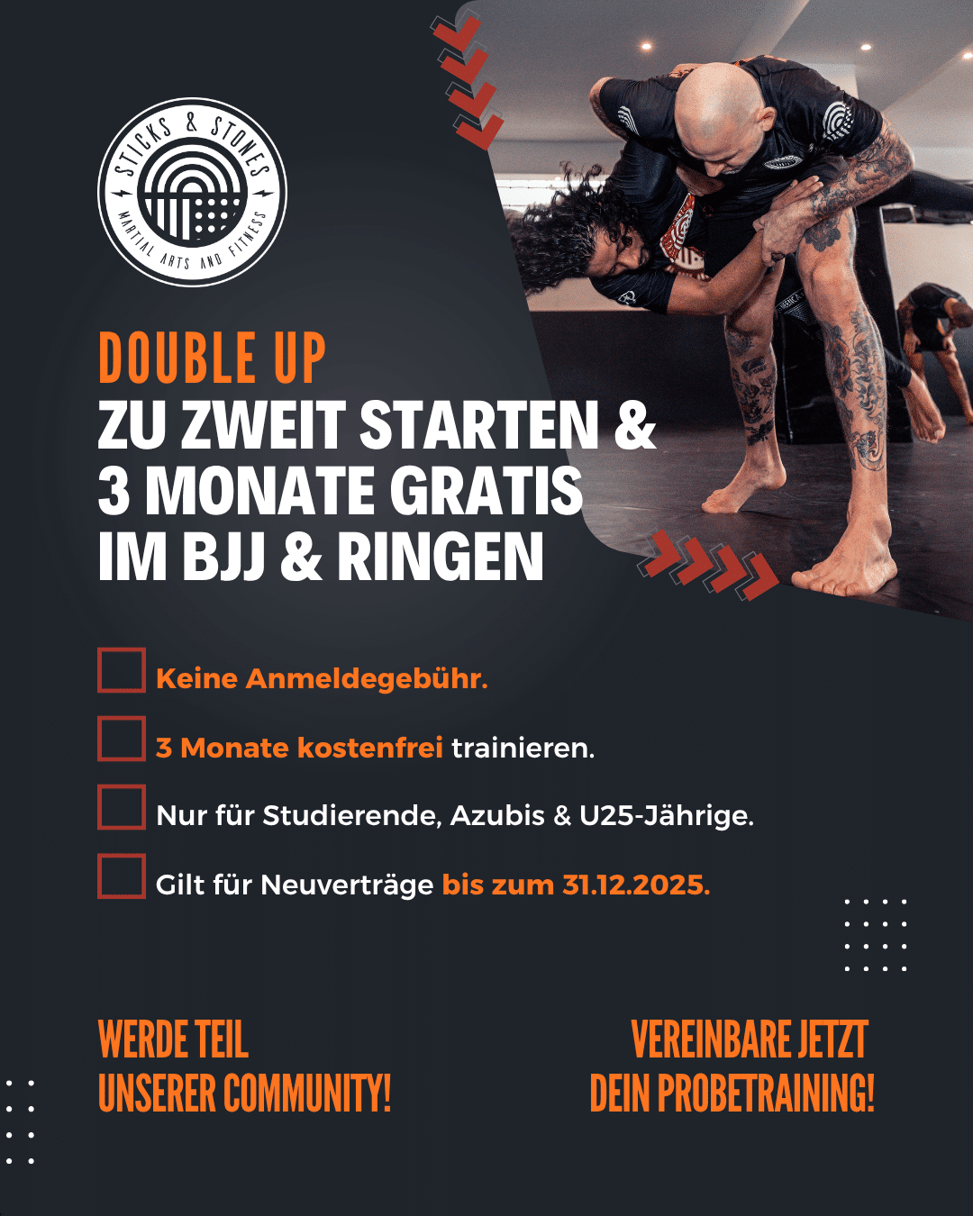Zwei junge Trainingspartner:innen lachen beim Grappling – Sticks & Stones Münster, Double-Up U25